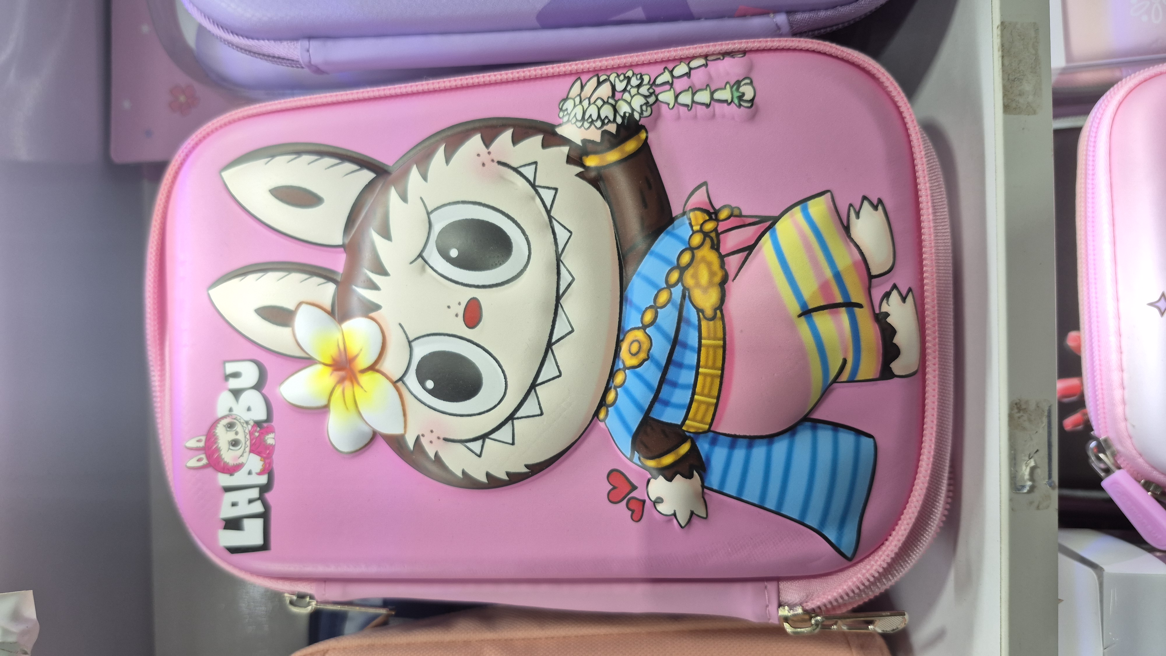 صورتی شال آبی